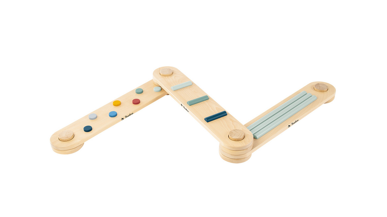 Neun teiliger Balance-Parcours mit unterschiedlichen Farben und Strukturen aus Holz.